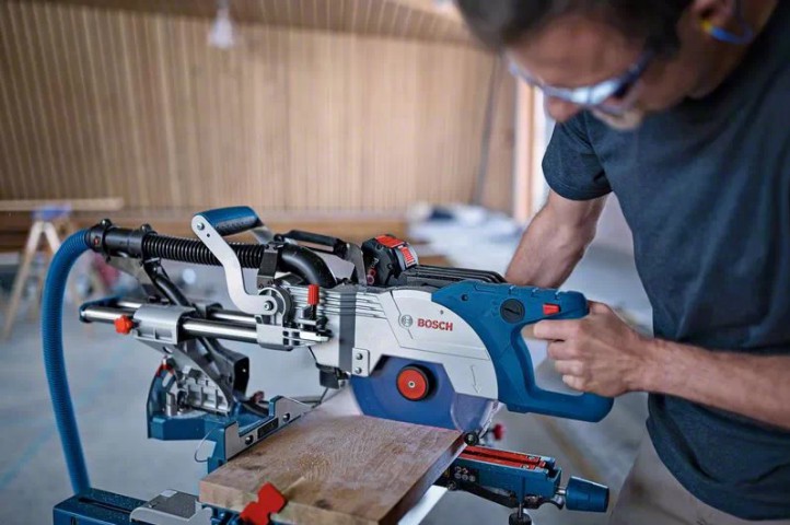 Bosch GCM 18V-216 DC Akülü Gönye Kesme Makinesi 0.601.B47.000 Solo Bosch GCM 18V-216 DC Akülü Gönye Kesme Makinesi 0.601.B47.000 Solo